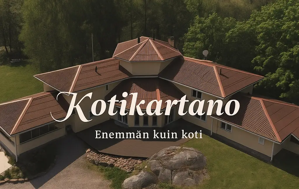 Kotikartanon päärakennus ja piha